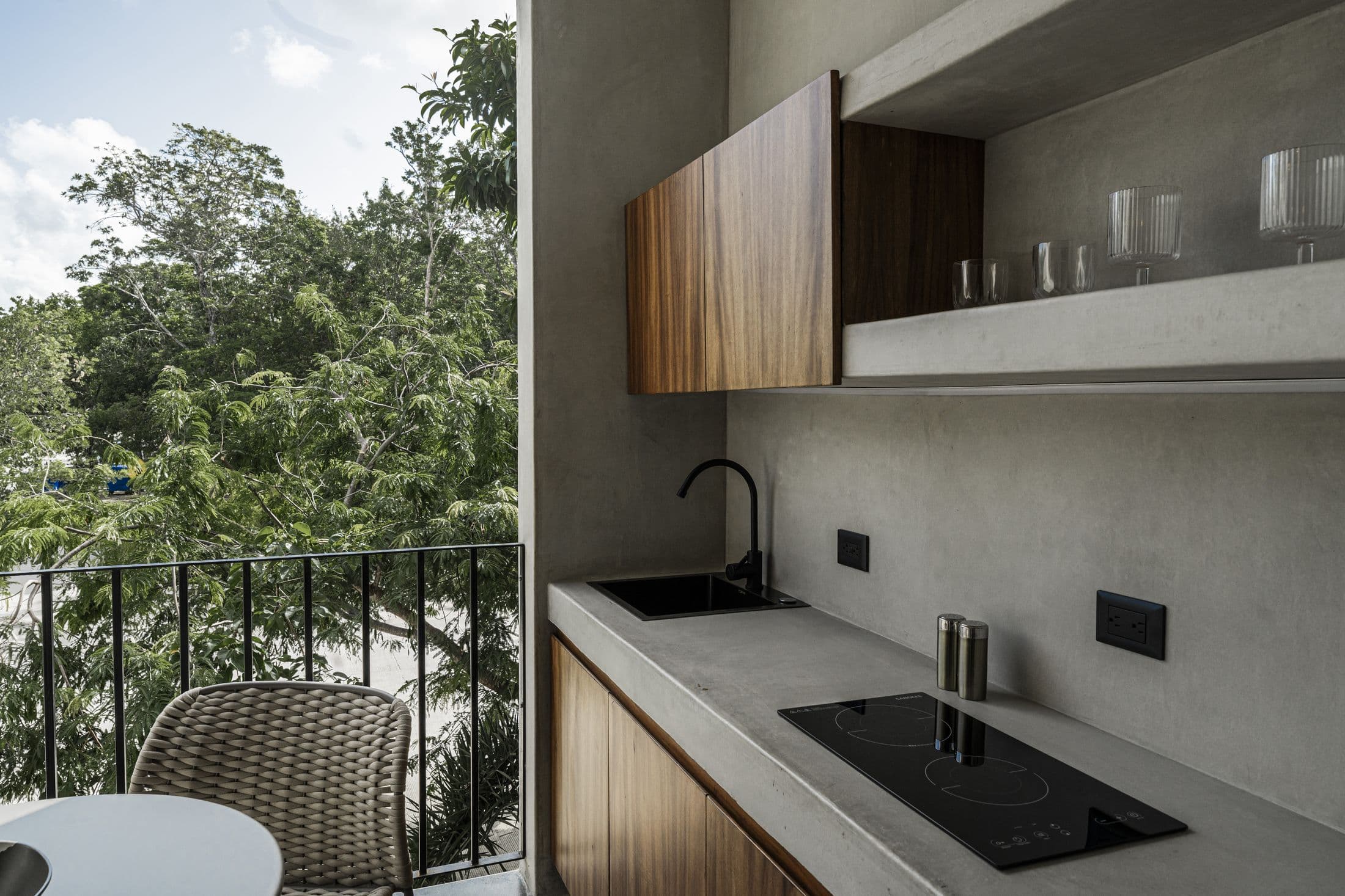 Kitchen opening onto the terrace