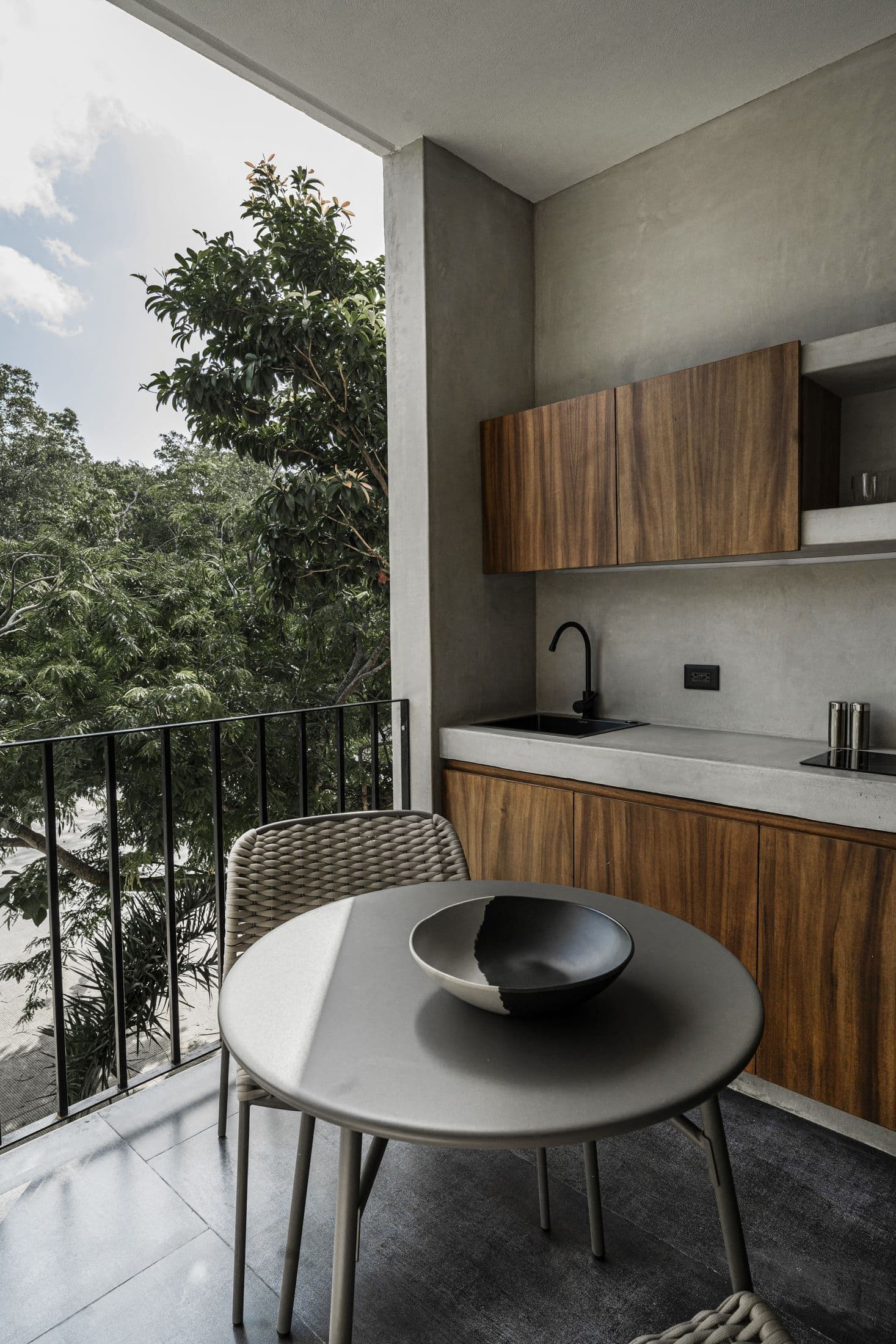 Kitchen in tropical hardwood facing the jungle